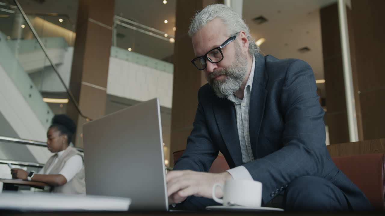 Forretningsfolk arbejder i en hotellobby