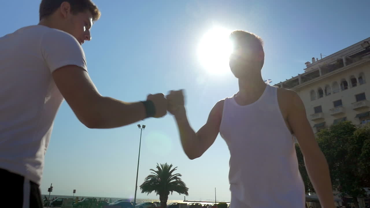 saludo amistoso de los adolescentes al aire libre