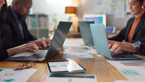 equipo de portátiles, análisis de datos e investigación empresarial
