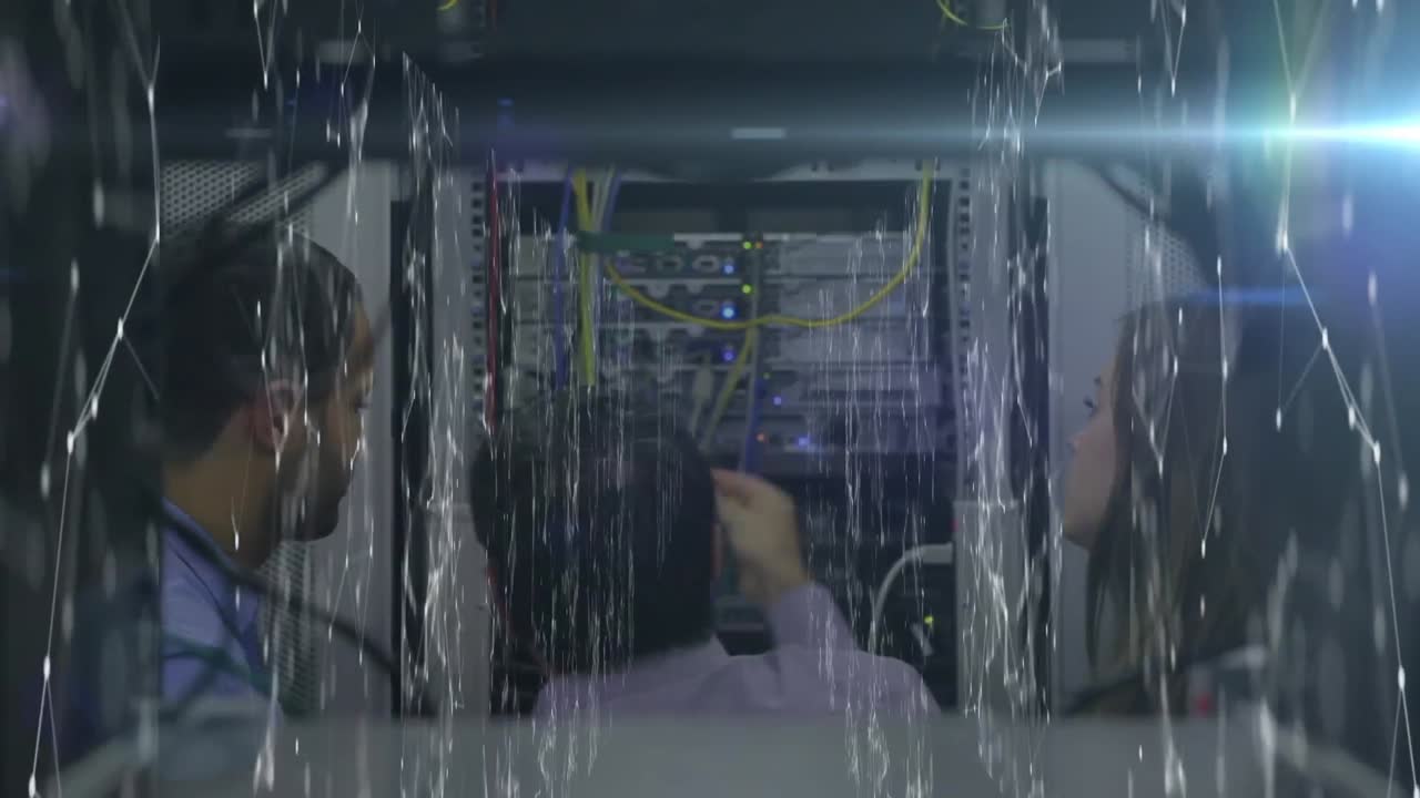 red de conexiones contra un grupo de técnicos en la sala de servidores