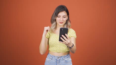 Mujer-Joven-Haciendo-Una-Videollamada-Por-Teléfono.