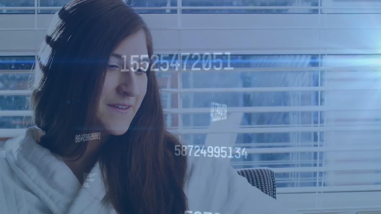 animación del procesamiento de datos sobre una mujer caucásica que usa un teléfono inteligente