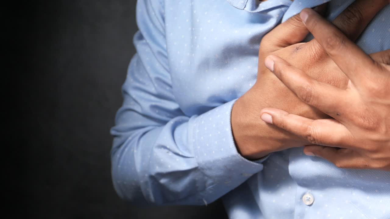 hombre con dolor en el pecho