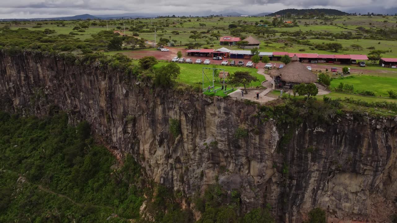 toma aérea de un columpio en un cañón