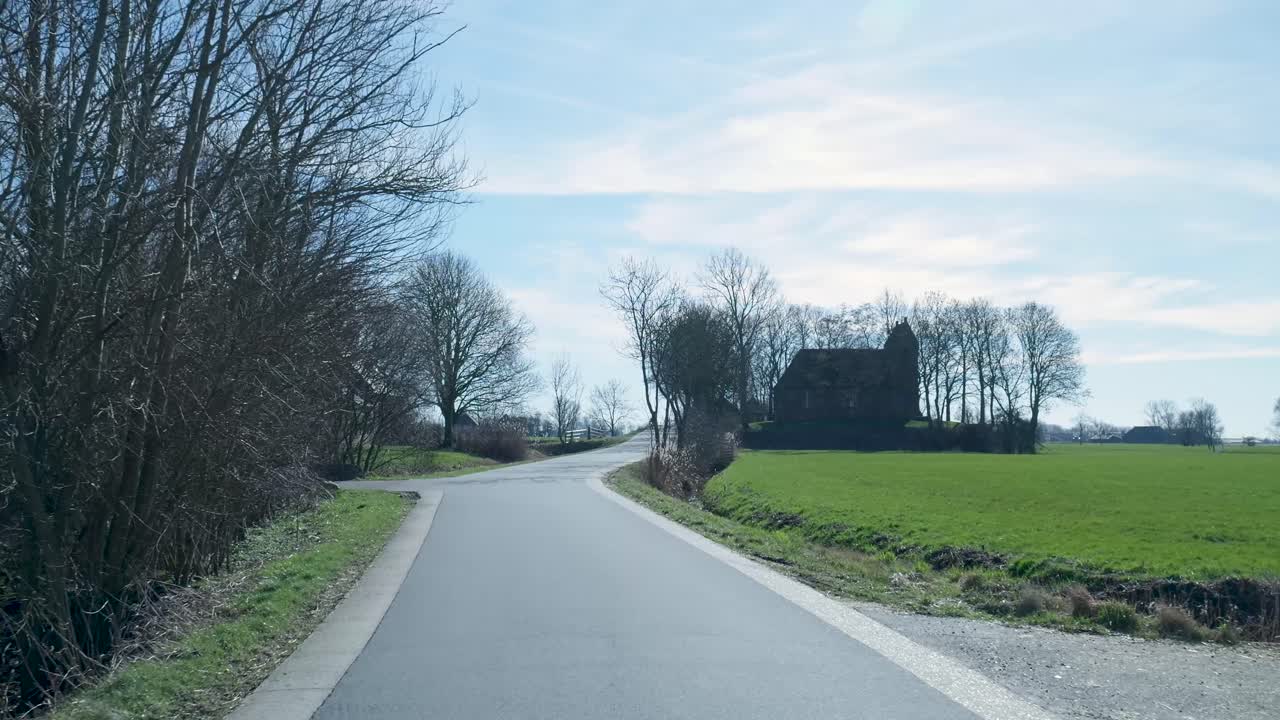 POV-rit door het landelijke dorp Oostum met kerk en velden