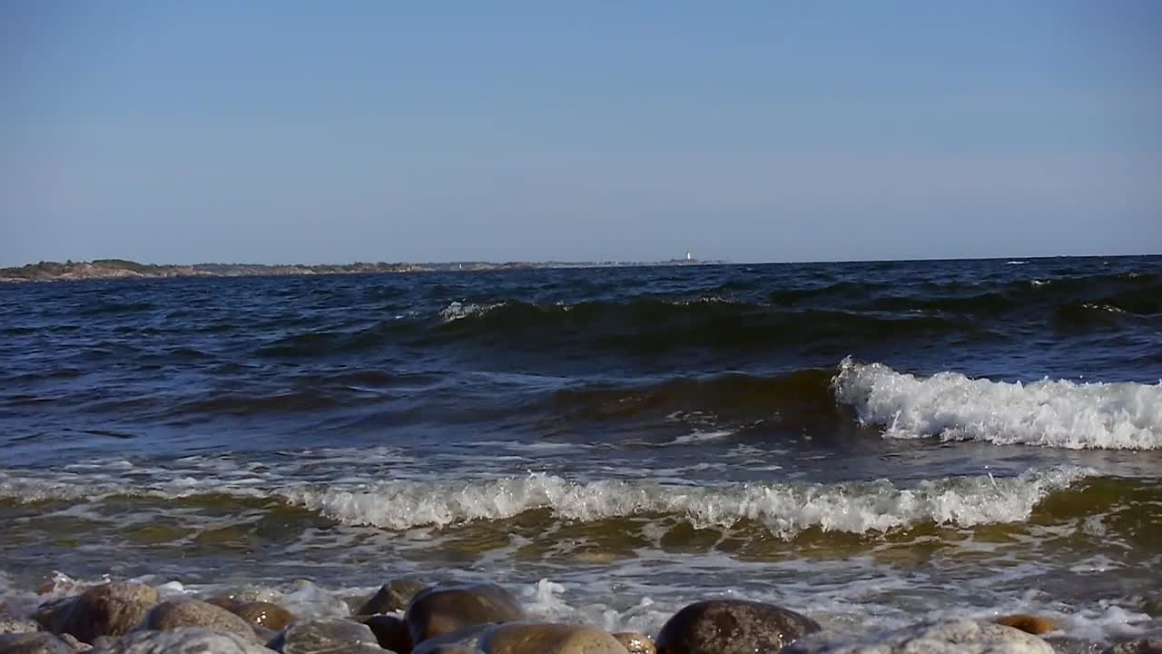 Onde che si infrangono sulla costa più famosa della Svezia per il windsurf, nell'arcipelago meridionale di Stoccolma