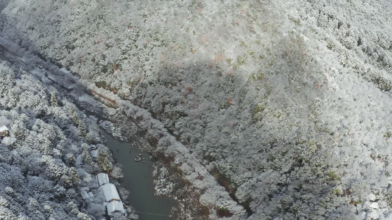 일본 교토 아라시야마 산과 가쓰라 강의 드론 뷰
