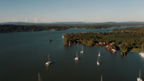 Vista-Aérea-De-Barcos-De-Lujo-En-Un-Paisaje-Marino-Tranquilo