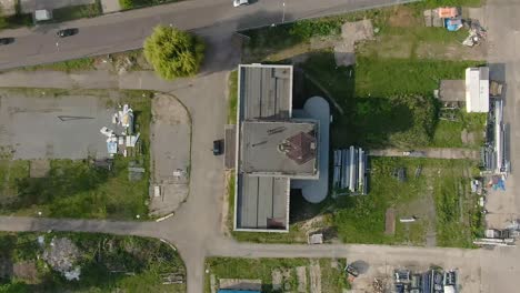 Vista-Aérea-De-Salida-De-Un-Edificio-Alemán-Abandonado-Desde-La-Perspectiva-Del-Ojo-De-Dios.