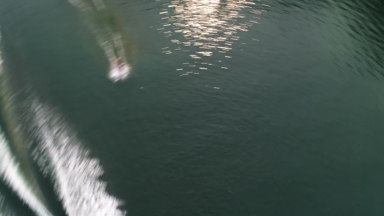 hombre wakeboarding con bote a motor en el río 4k