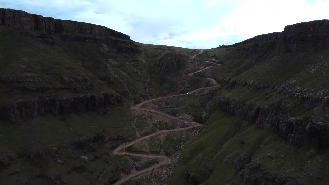 toma de dron de drakensberg en sudáfrica - dron está volando por sani pass hacia lesotho