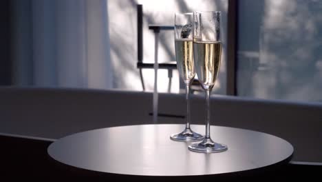 célébration romantique du champagne dans une salle de bains luxueuse