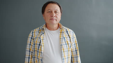 엄지손가락을 내려주는 남자