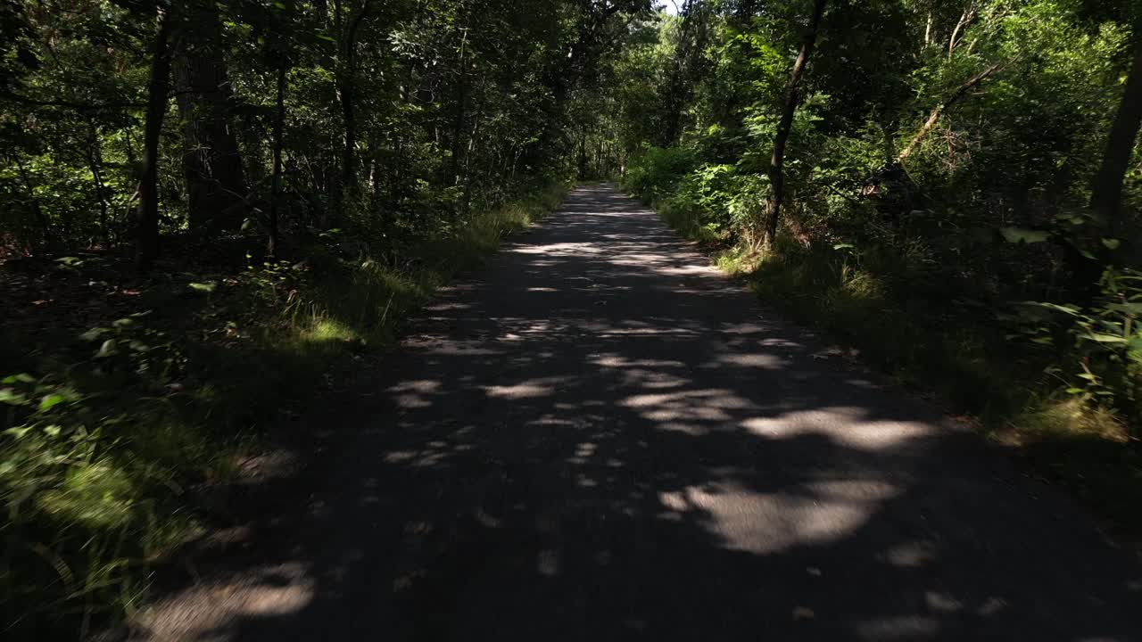 ⁇ 은 날 공원에서 포장 된 길의 낮은 각도 드론 뷰