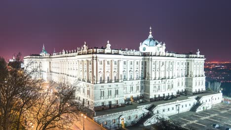 Palacio-Real-De-Madrid-En-La-Noche,-Lapso-De-Tiempo