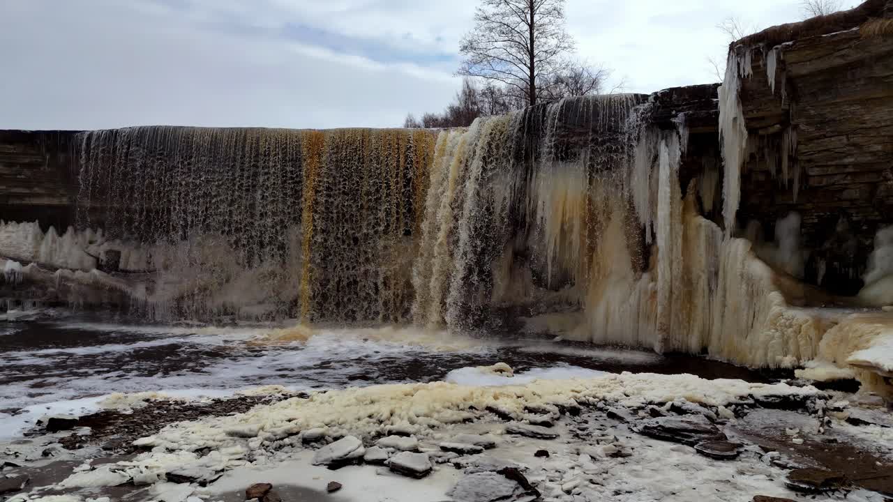 grandes hielos en la cascada de jagala durante el invierno en koogi, condado de harju, estonia
