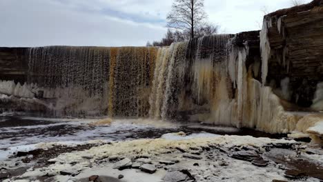 Grandes-Carámbanos-En-La-Cascada-De-Jagala-Durante-El-Invierno-En-Koogi,-Condado-De-Harju,-Estonia