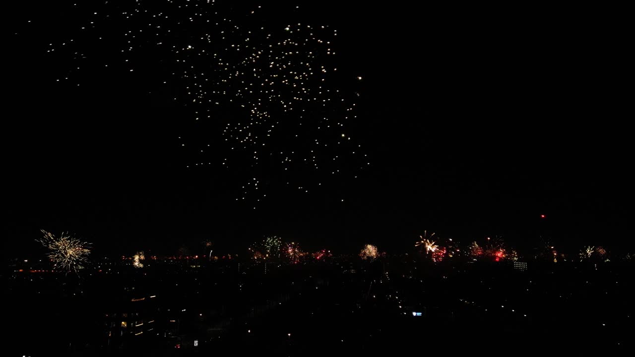 도시의 날 축제에서 저녁 하늘 위로 폭발하는 화려한 불꽃놀이