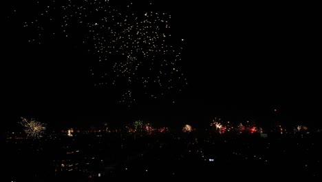 Buntes-Feuerwerk,-Das-Beim-Stadtfest-über-Dem-Abendhimmel-Explodiert