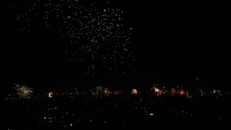 도시의 날 축제에서 저녁 하늘 위로 폭발하는 화려한 불꽃놀이