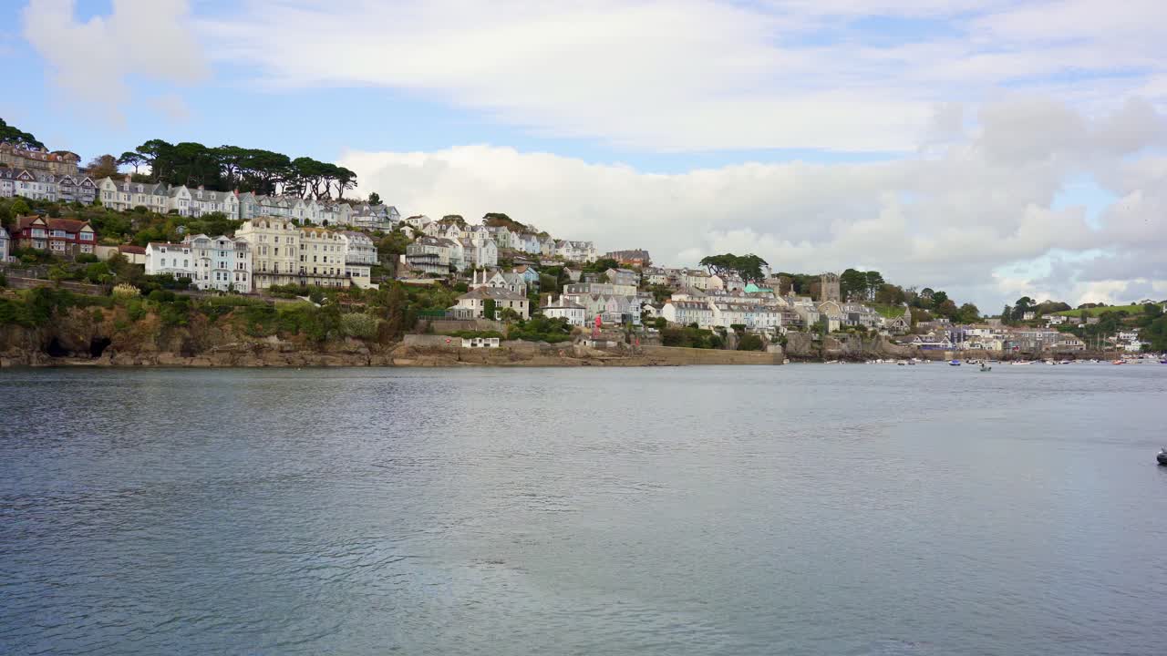 fowey, cornwall, amplia toma de establecimiento de la costa de una histórica ciudad pesquera
