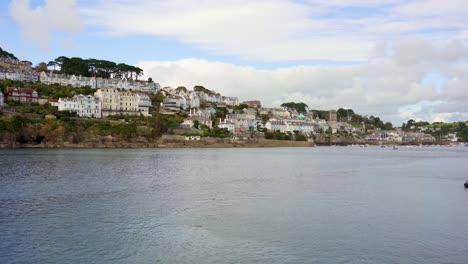 Fowey,-Cornwall,-wide-establishing-shot-of-the-waterfront-of-a-historic-fishing-town