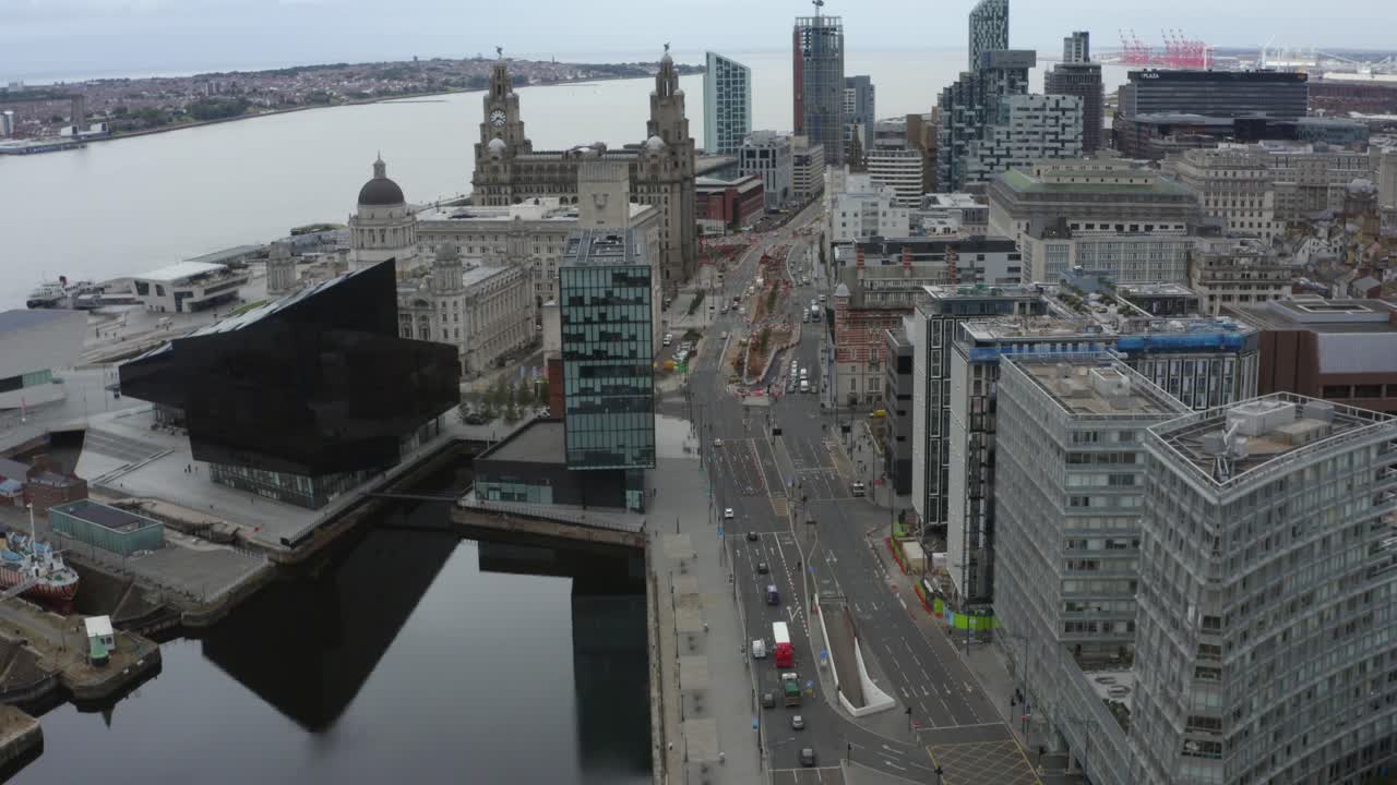 리버풀 시내 중심가의 건물 위로 떠오르는 드론 샷 03