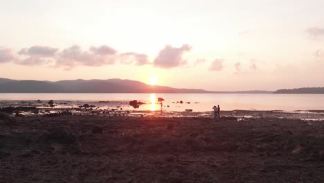 tomada de un avión no tripulado de la puesta de sol