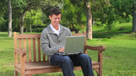 joven hablando en su computadora portátil