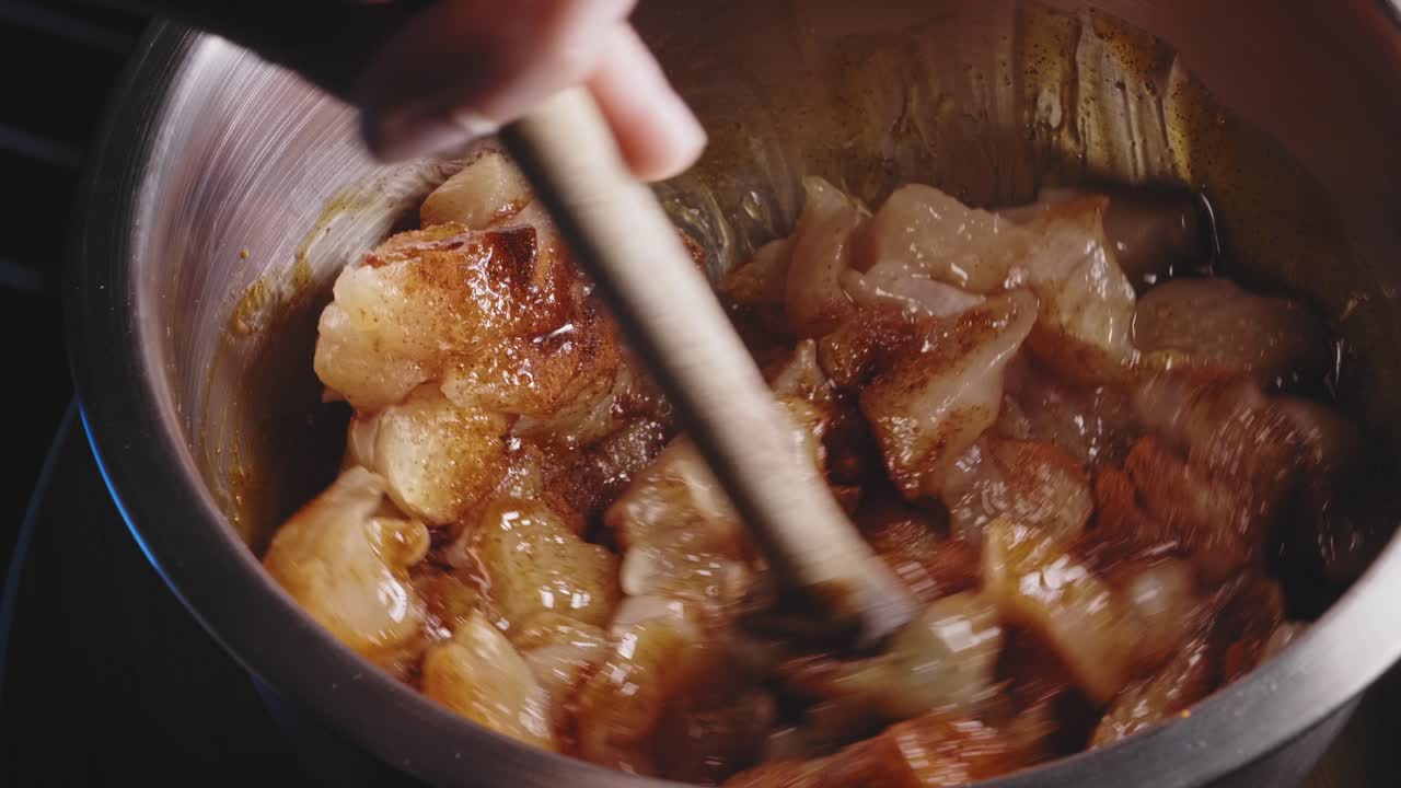 얇게 썬 닭가슴살을 소금, 후추, 파프리카, 올리브 오일로 버무린 것