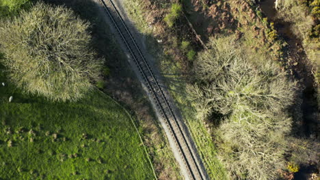 toma aérea de pájaro de la línea ferroviaria patrimonial en el parque nacional north york moors