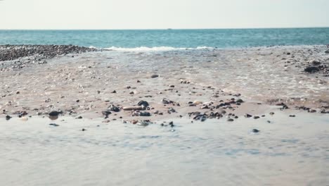 agua de mar y guijarros de playa