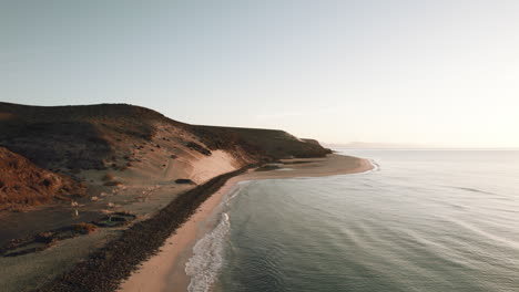 Antenne-Entlang-Der-Küste-Der-Abgelegenen-Playa-De-Gran