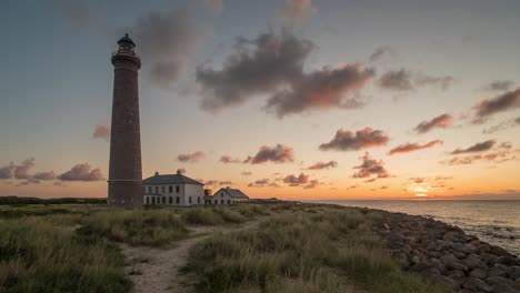 faro de skagen torre cilíndrica sin pintar durante el amanecer