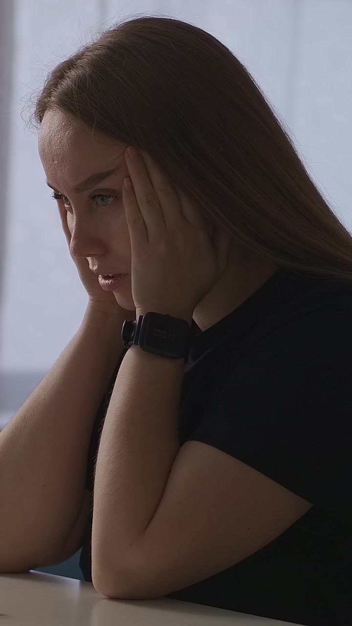 Jovem mulher sofrendo de dor de cabeça ou estresse enquanto trabalha.