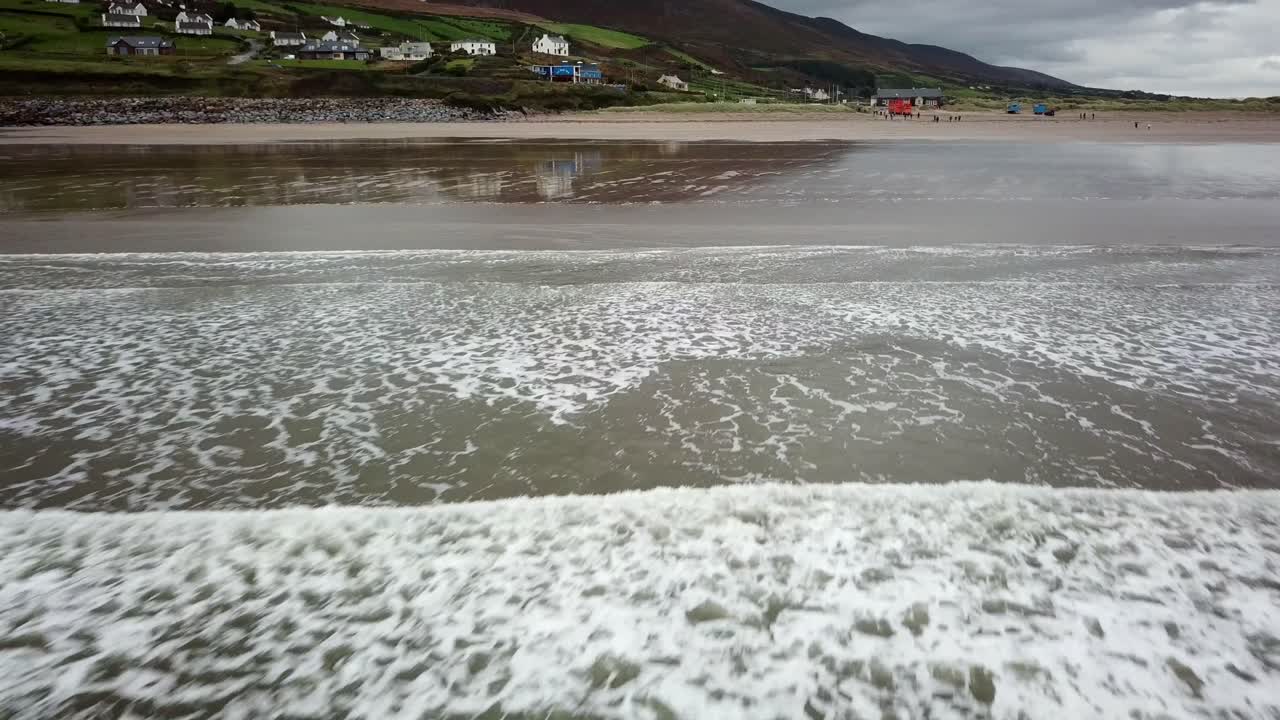 Vue d'une plage irlandaise avec des montagnes en arrière-plan