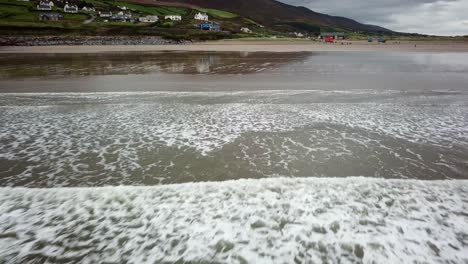 Vista-De-Una-Playa-Irlandesa-Con-Montañas-Detrás