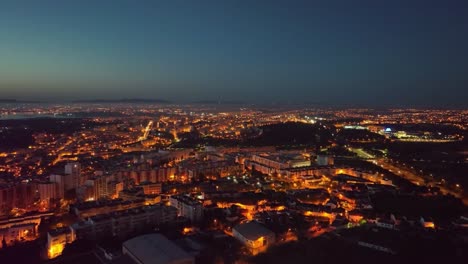 imágenes de aviones no tripulados volando sobre almada en portugal, por la noche