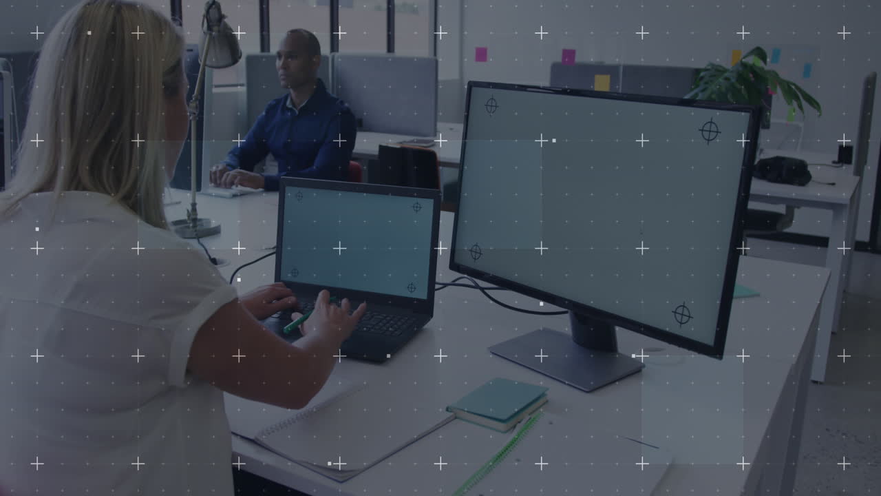 анимация соединений и обработка данных над кавказской деловой женщиной в офисе