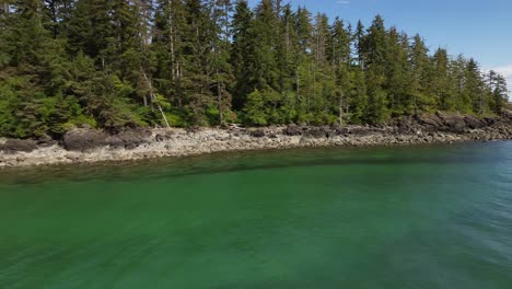 Luftbild-Drohne-Schwenkt-Entlang-Der-Küste-Von-Moresby-Island-Mit-Meerblick-In-Der-Nähe-Von-Sandpit,-Grey-Bay,-Kanada