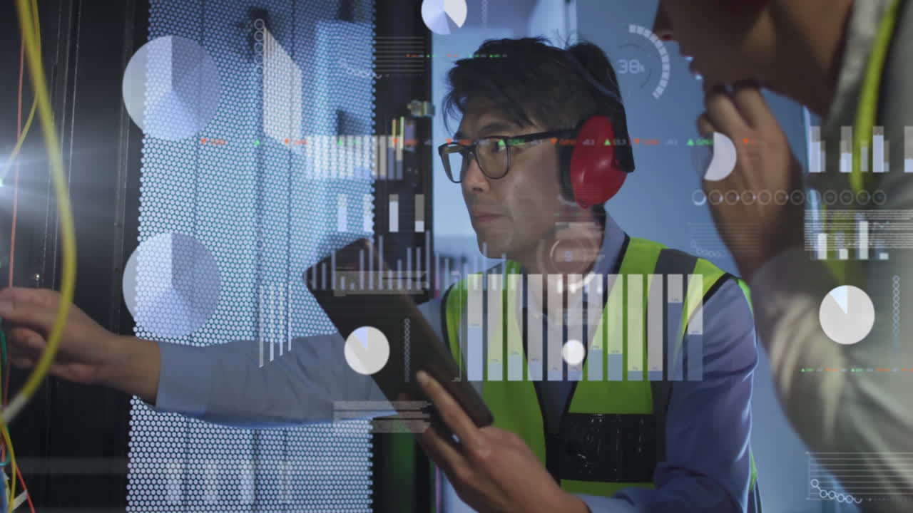 animación del procesamiento de datos a través de diversos ingenieros de ti por servidores informáticos