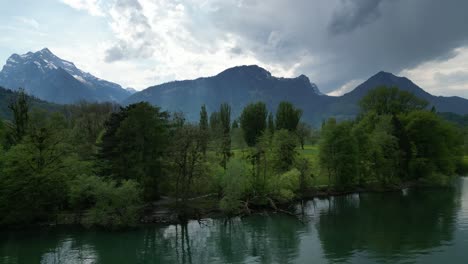 Traumhafte-Alpenwälder-Und-Berge,-Die-Den-See-In-Der-Schweiz-Schmücken