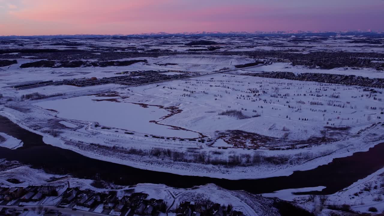 Et flyvende drones perspektiv af en smuk vintersolopgang i Calgary