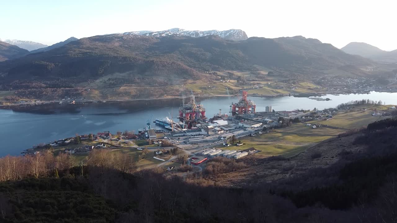 Zeigt die Werft Westcon Ølensvåg Norwegen von einem weit entfernten Berggipfel aus.