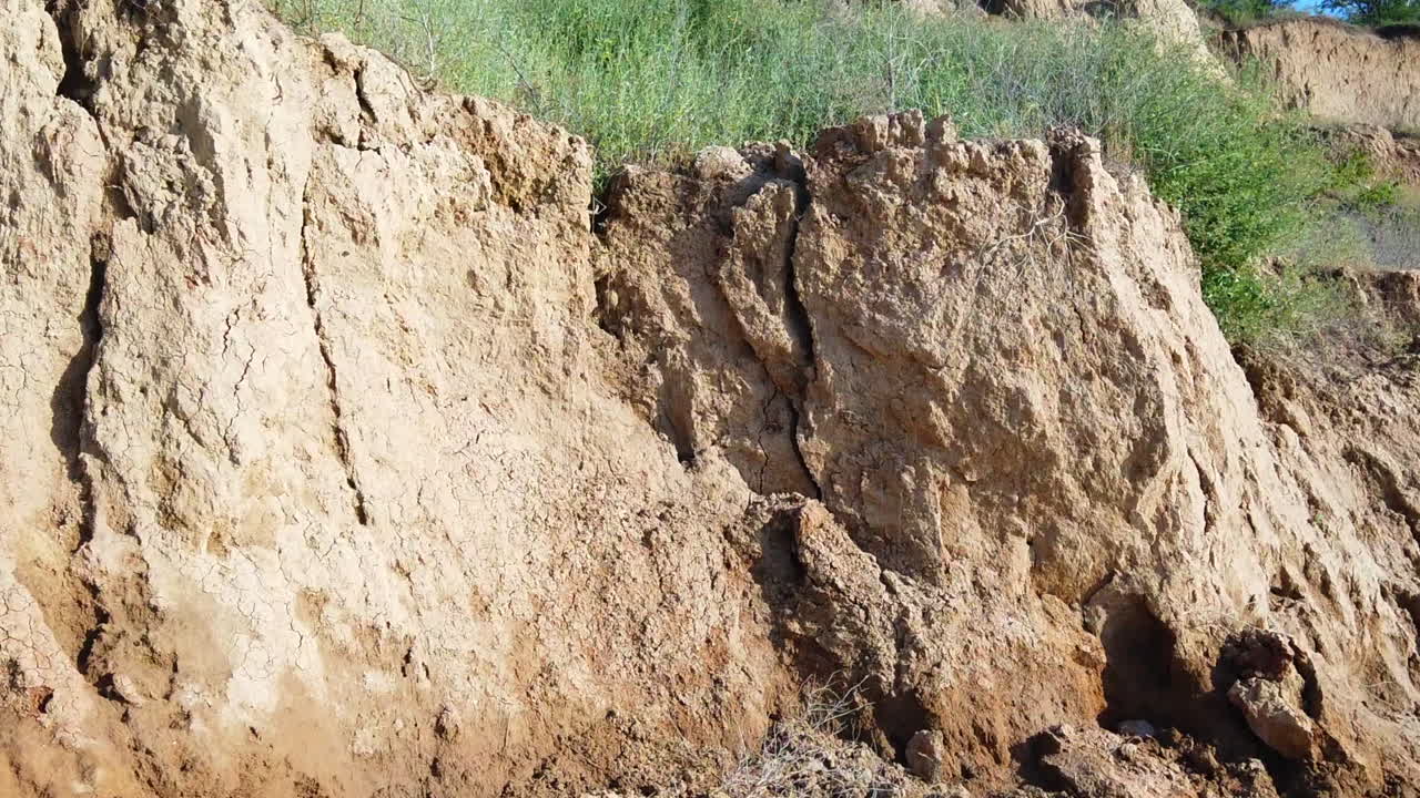 pendientes de deslizamiento de tierra en la orilla del mar