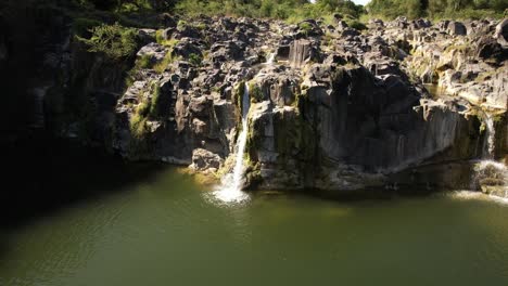 Cascada-Doble-Con-Piedra-Basáltica