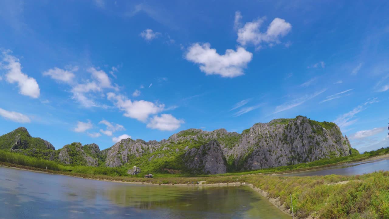 el paisaje de la granja de camarones en el parque nacional khao sam roi yot, tailandia