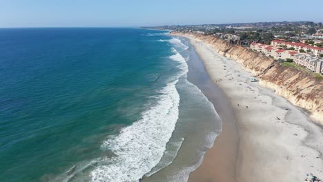 hermosa toma aérea de una playa de arena en la costa oeste de américa en verano