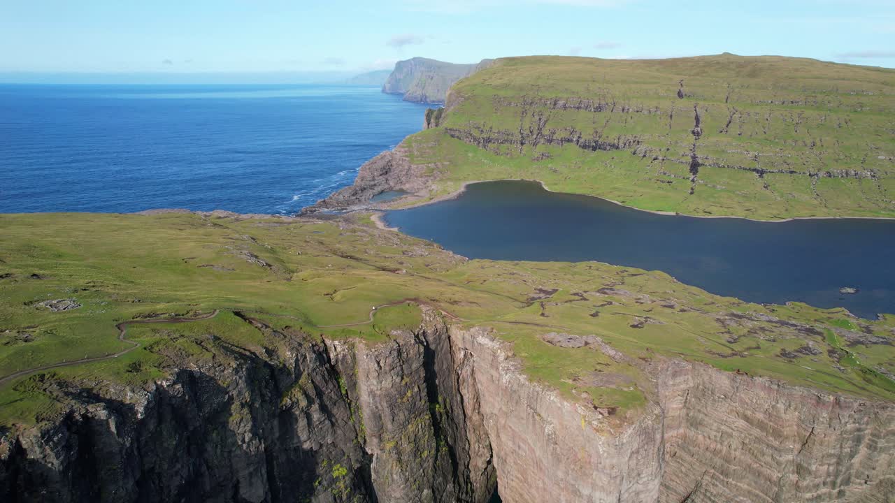 espectacular toma aérea del lago sorvagsvatn por mar en las islas feroe, estableciendo