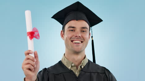 graduación, hombre y pulgares hacia arriba en el estudio